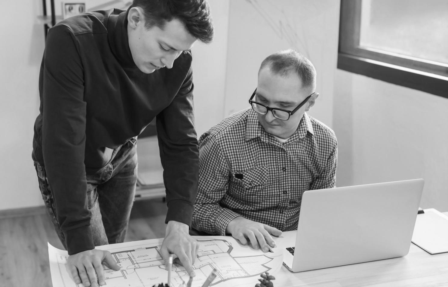 Profissional a analisar gráficos financeiros complexos num ambiente de trabalho moderno