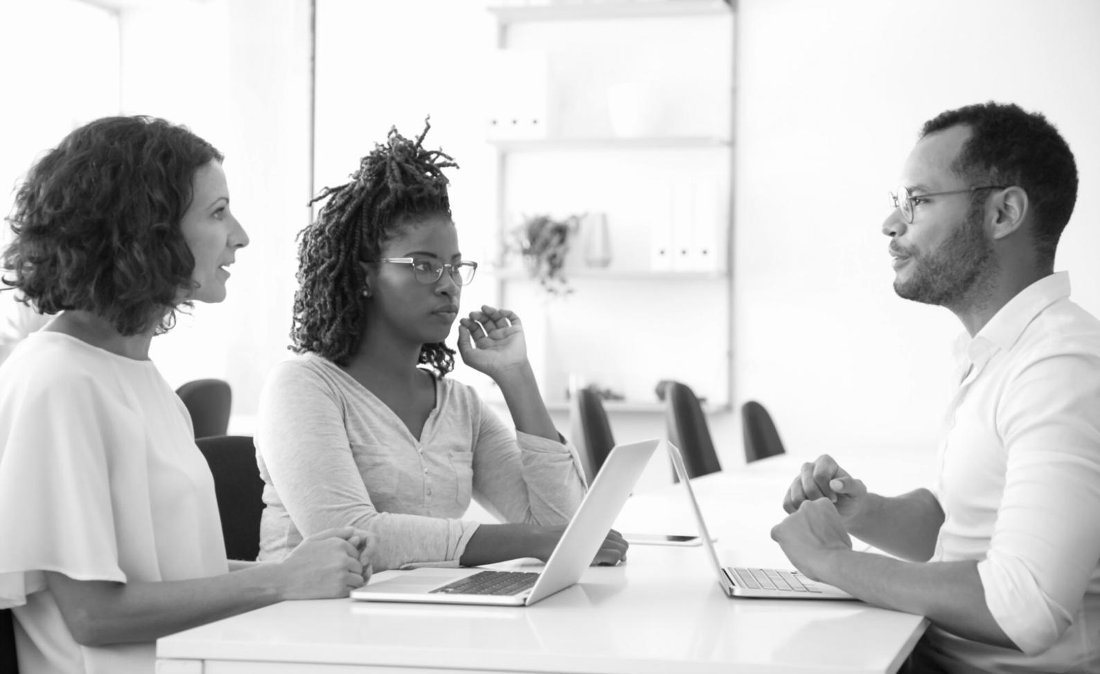 Ambiente de trabalho com análise de dados financeiros e colaboração em equipa