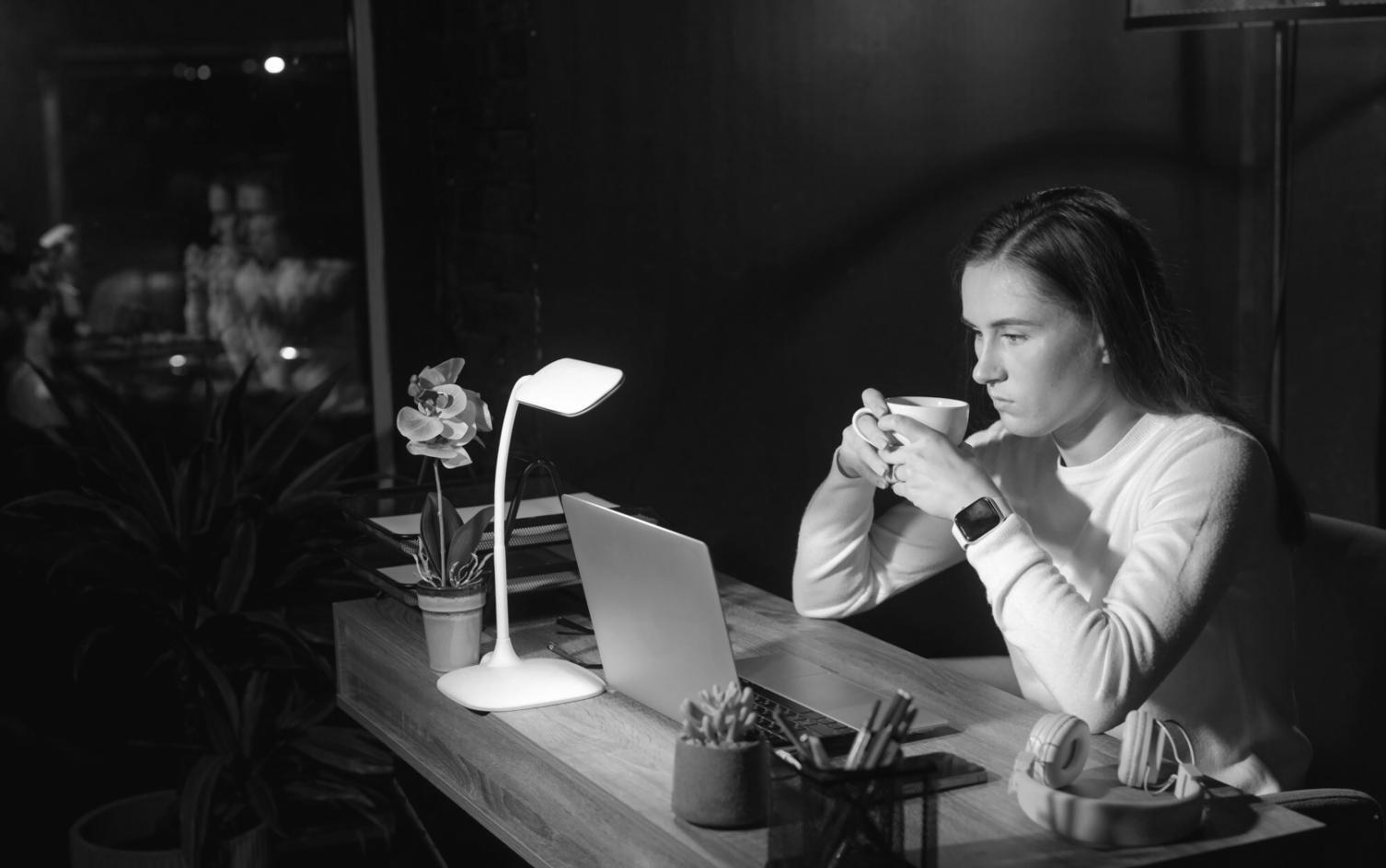 Análise detalhada de demonstrações financeiras num escritório profissional